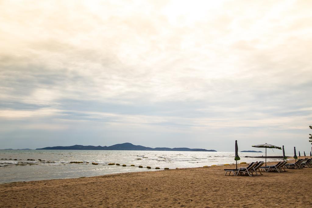 Corrib Village South Beach Pattaya Exterior photo