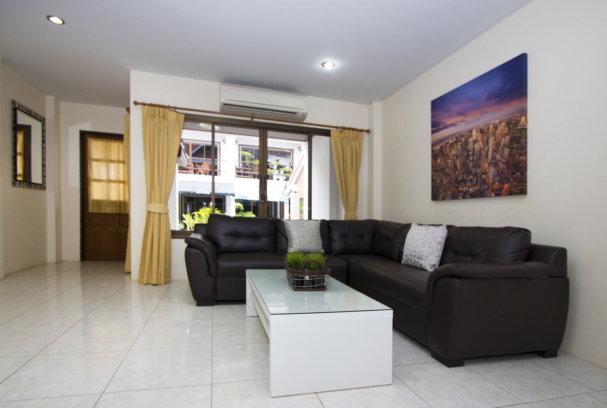 Corrib Village South Beach Pattaya Exterior photo