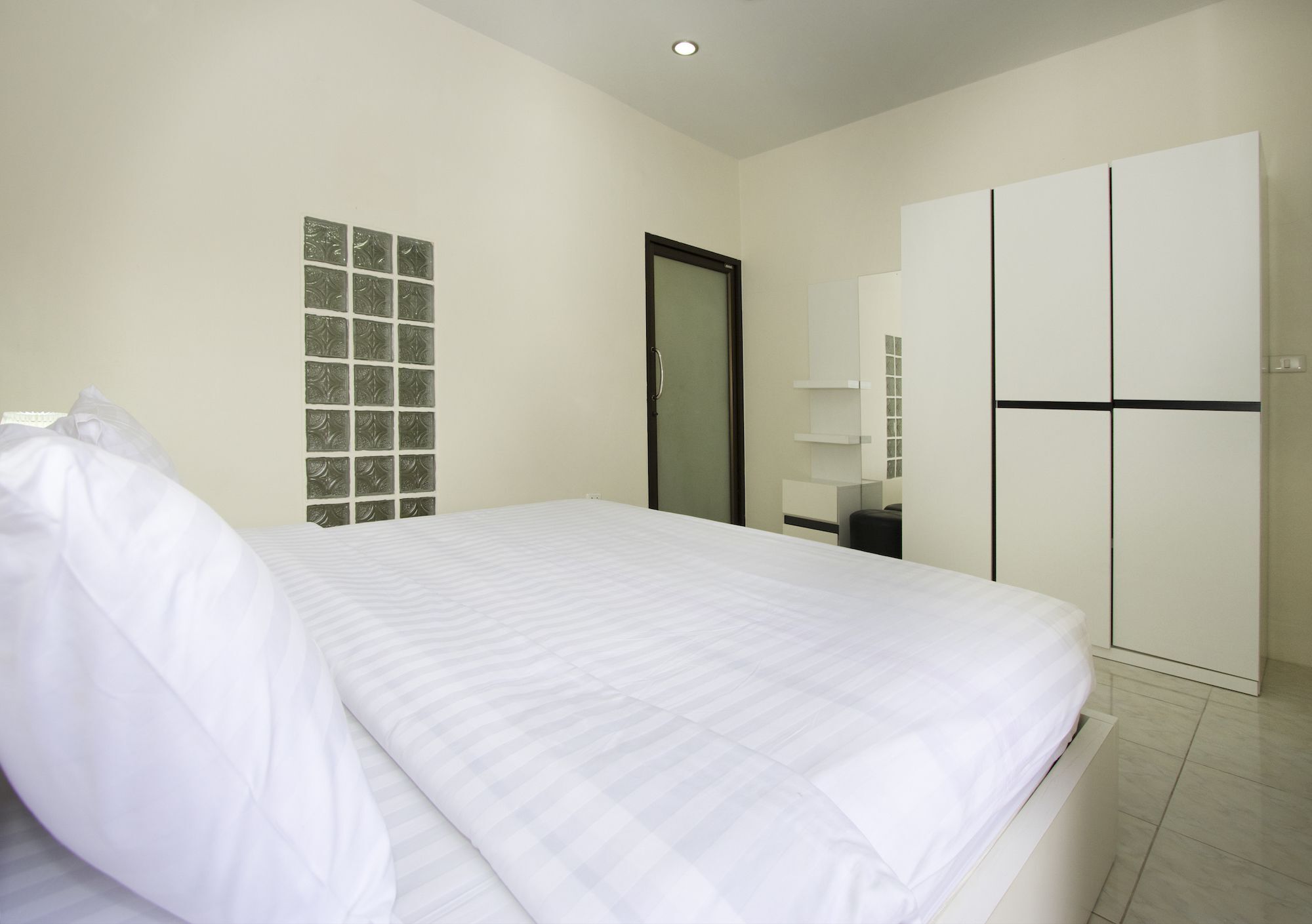 Corrib Village South Beach Pattaya Exterior photo