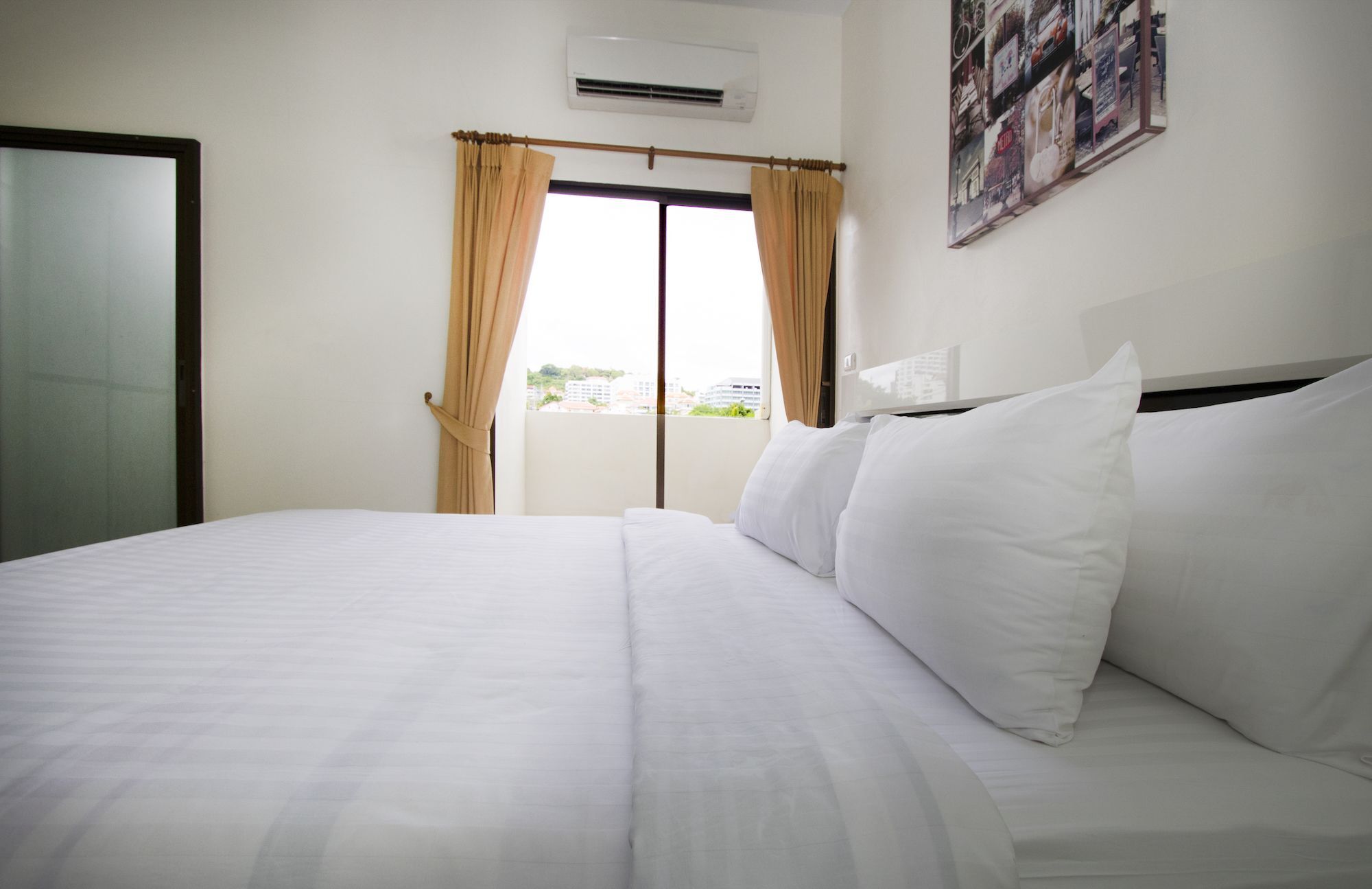 Corrib Village South Beach Pattaya Exterior photo