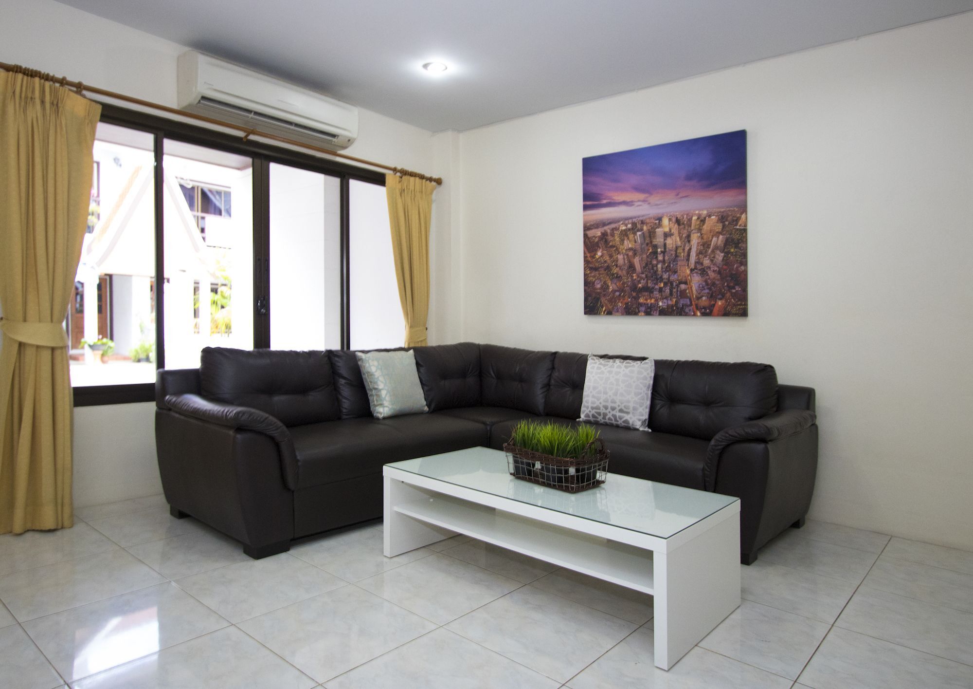 Corrib Village South Beach Pattaya Exterior photo