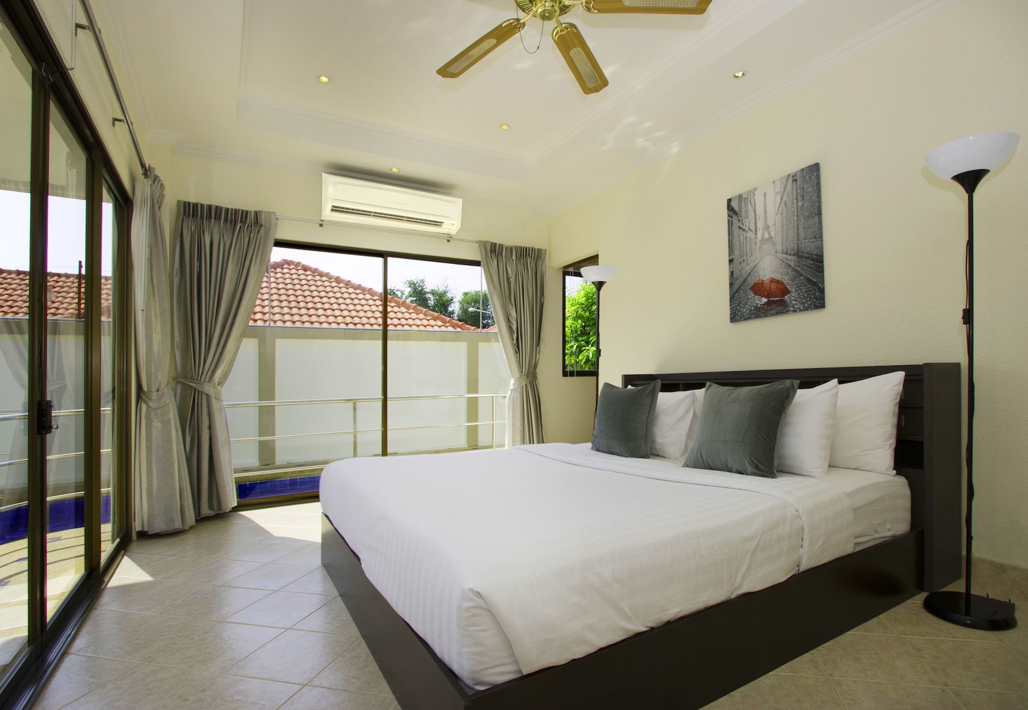 Corrib Village South Beach Pattaya Exterior photo