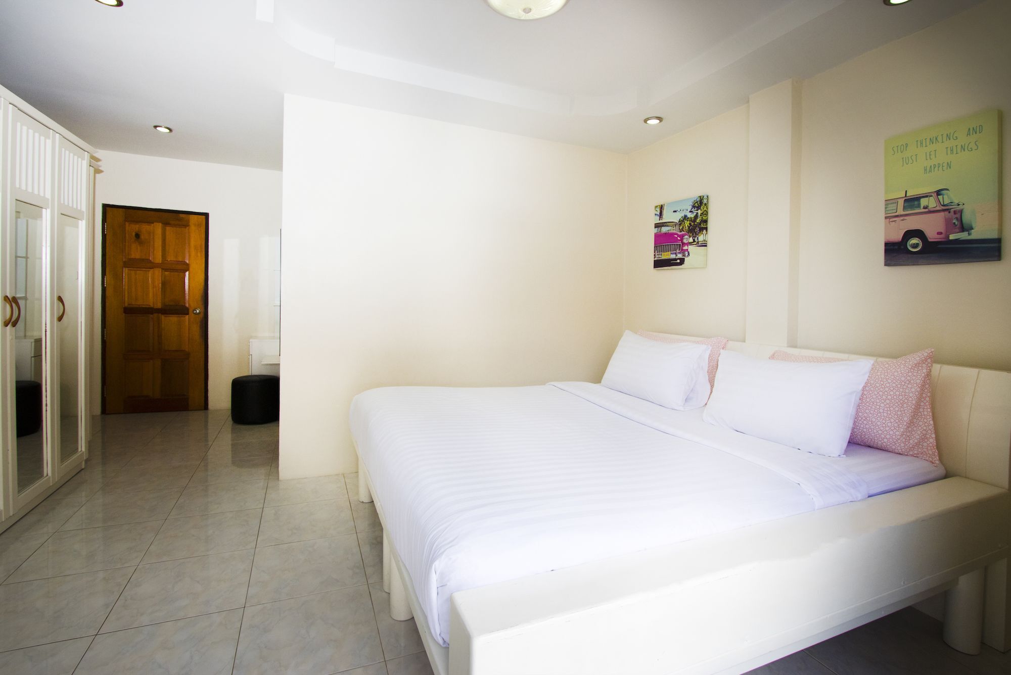 Corrib Village South Beach Pattaya Exterior photo