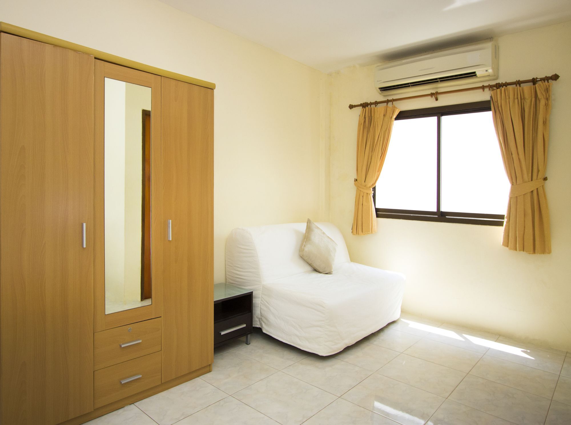 Corrib Village South Beach Pattaya Exterior photo