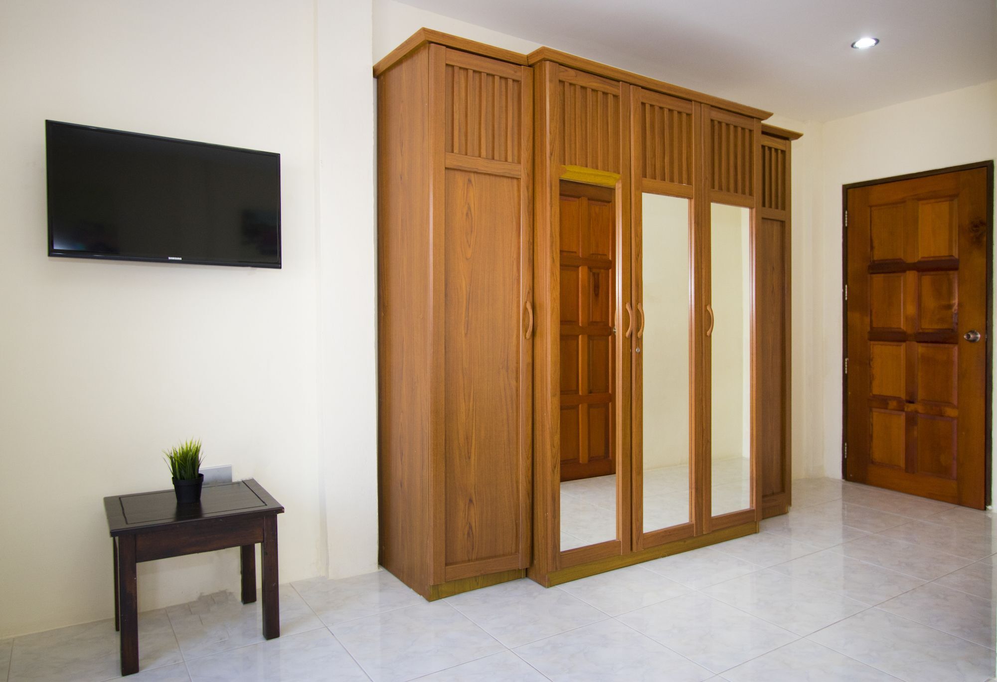 Corrib Village South Beach Pattaya Exterior photo