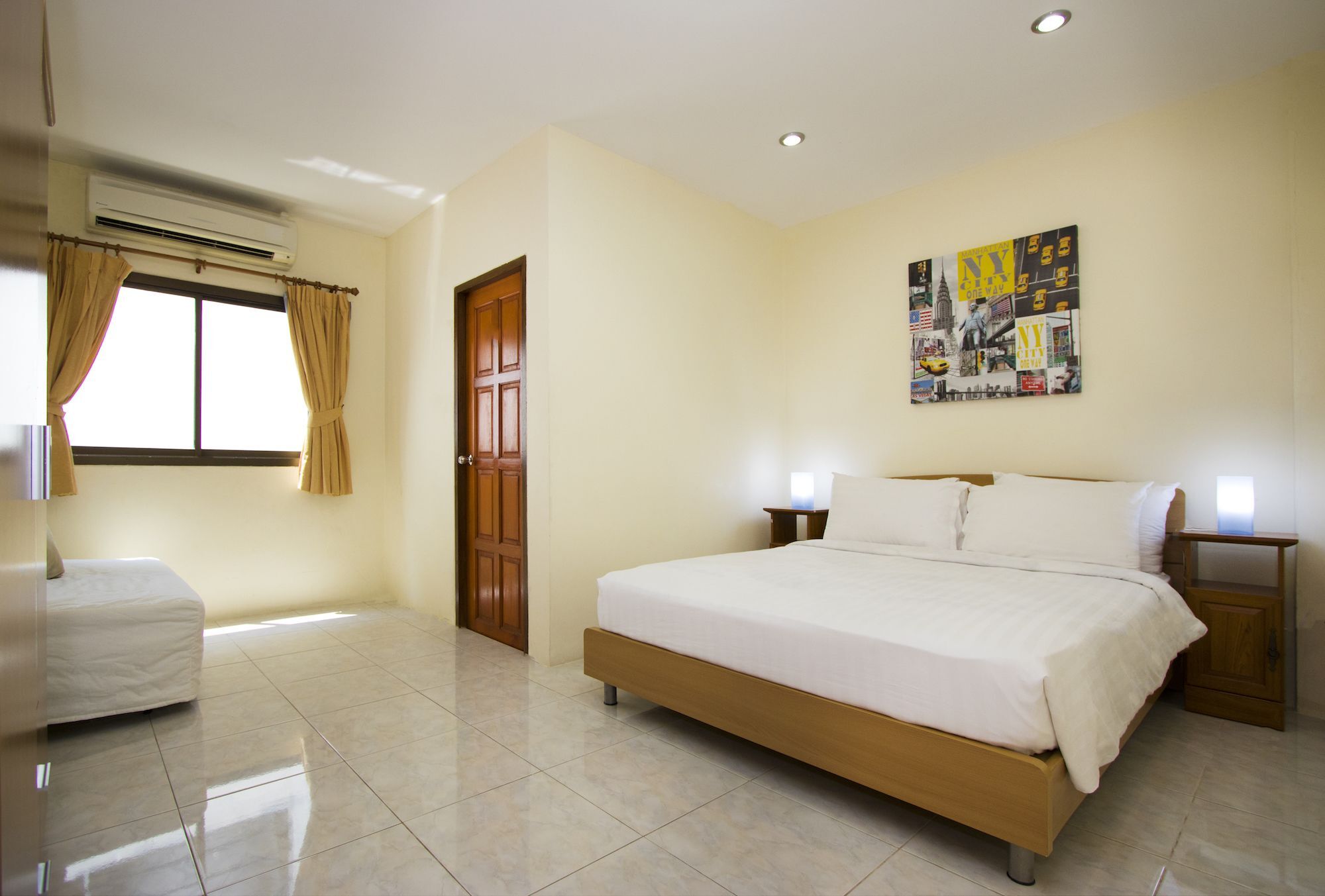 Corrib Village South Beach Pattaya Exterior photo