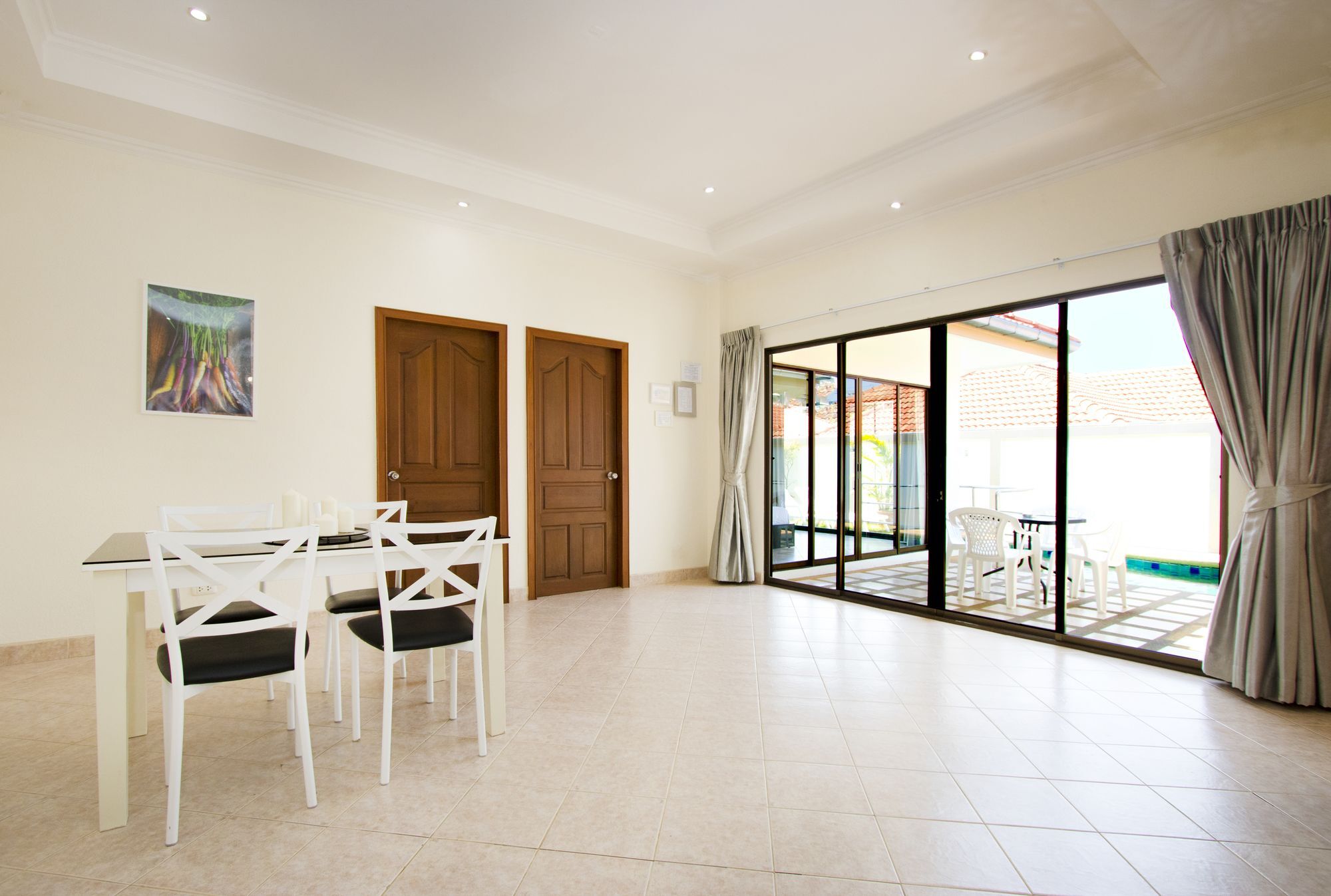 Corrib Village South Beach Pattaya Exterior photo